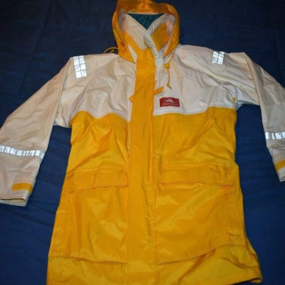 MEN’S High Seas foul weather hooded rain jacket, size medium